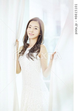 若い女性 笑顔 微笑 46615101