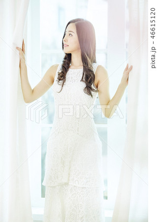 若い女性 窓 室内 46615120