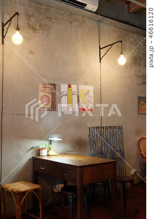 Cozy Living in the corner with light and wood 46616120