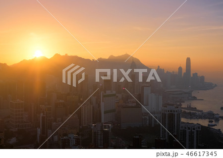 香港 寶馬山・紅香爐峰からの夕景 46617345
