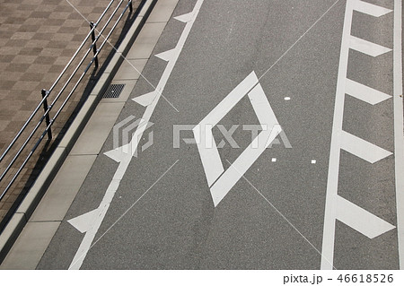 路面に描かれたダイヤマーク 道路標示 指示標示 横断歩道又は自転車横断帯あり の写真素材