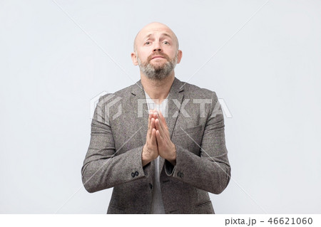 Please help me now. Bearded mature man need a help. 46621060