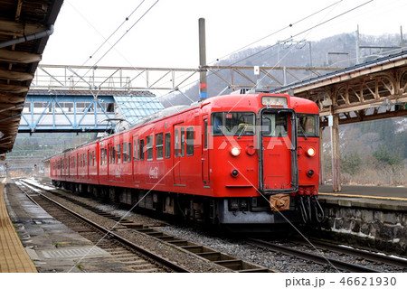 復刻カラーを纏ったしなの鉄道の国鉄型車両、115系電車です 46621930