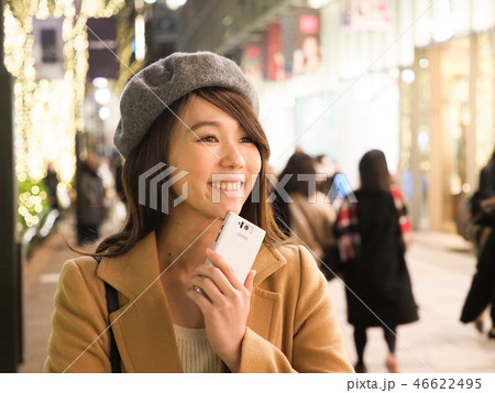 イルミネーションとスマホを持つ女性 イルミネーションとスマホを持つ女性 46622495