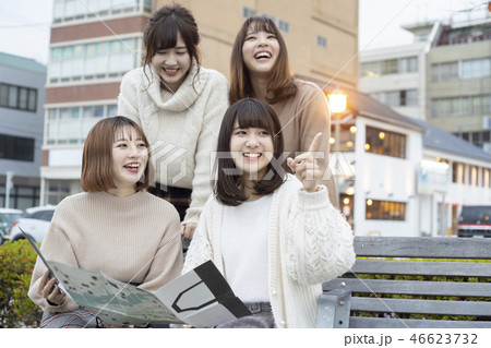 女子旅で地図を見る女性４人 46623732