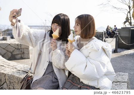 ソフトクリームを食べる2人の女性の写真素材 [46623795] - PIXTA