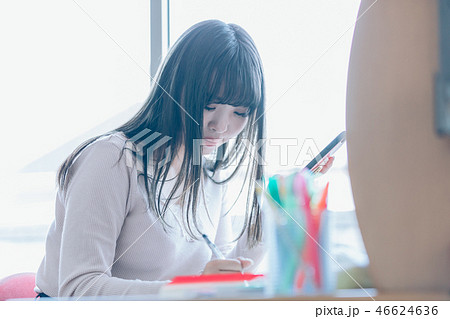 勉強する女性 46624636