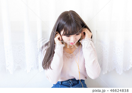 音楽を聴く女性 音楽を聴く女性 46624838