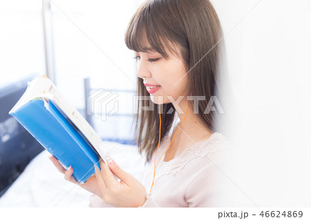 勉強する女性 46624869