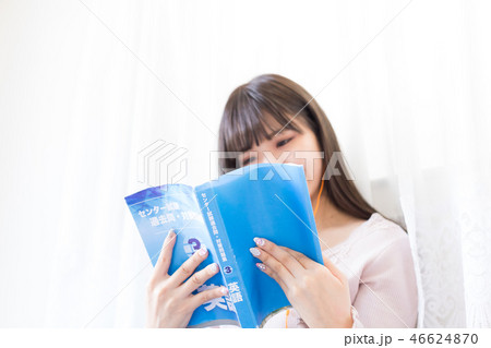 勉強する女性 勉強する女性 46624870
