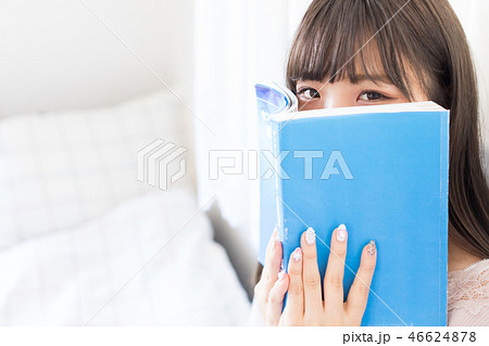 隠れる女性 隠れる女性 46624878