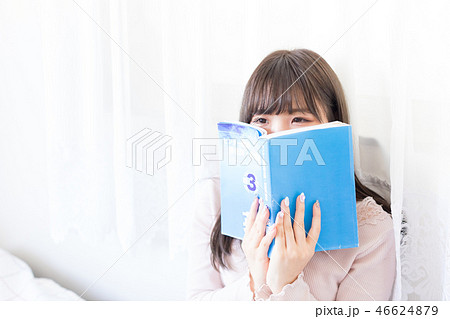 隠れる女性 46624879