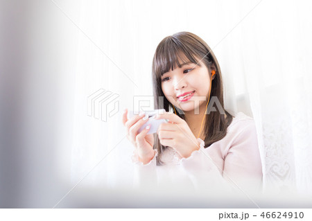 単語を覚える女性 46624910