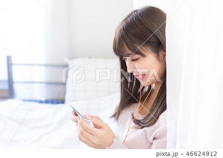 単語を覚える女性 単語を覚える女性 46624912