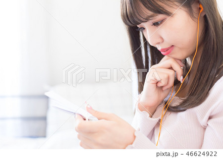 単語を覚える女性 単語を覚える女性 46624922