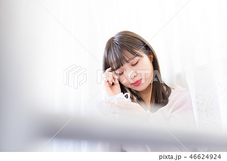 単語を覚える女性 46624924