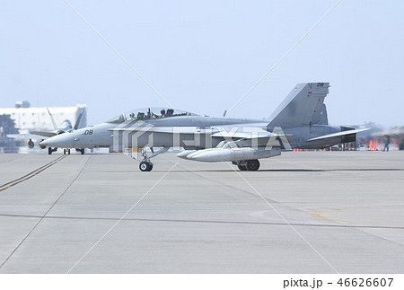 米空軍の横田基地を地上滑走する米海兵隊の空母艦載機F-18Dホーネット戦闘攻撃機 46626607