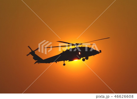美しい夕空を飛行する米海軍の空母艦載機HH-60Hレスキューホーク救難ヘリコプター 46626608