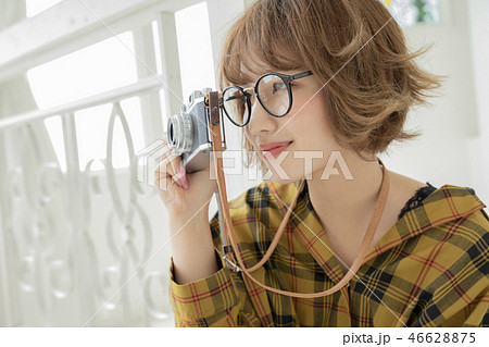 カメラ女子　　メガネ女子　　外ハネヘアー 46628875