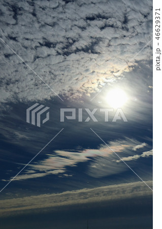 自然　気象　晩秋の空。巻雲、巻層雲、巻積雲など一部が彩雲になった色々な雲が浮かんでいます① 46629371