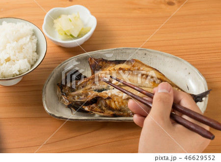 アジの開きを食べる 46629552