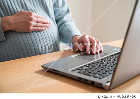 働く妊婦 デスクワーク 女性 パソコン 働く妊婦 デスクワーク 女性 パソコン 46629760