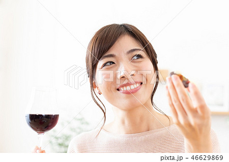 ライフスタイル ワインとチョコレートを楽しむ女性 ライフスタイル ワインとチョコレートを楽しむ女性 46629869