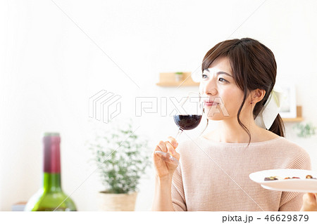 ライフスタイル ワインとチョコレートを楽しむ女性 ライフスタイル ワインとチョコレートを楽しむ女性 46629879