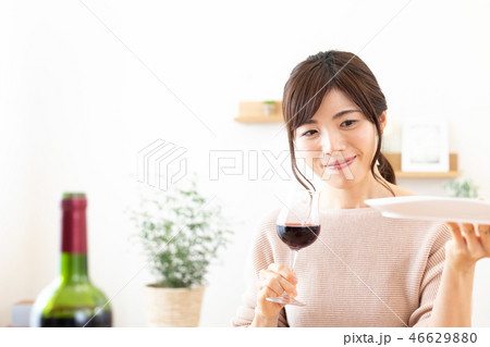 ライフスタイル　ワインとチョコレートを楽しむ女性 46629880