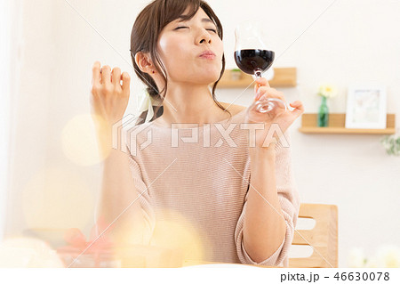 ライフスタイル ワインとチョコレートを楽しむ女性 ライフスタイル ワインとチョコレートを楽しむ女性 46630078