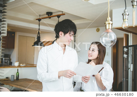 マンション物件見学　夫婦 46630180