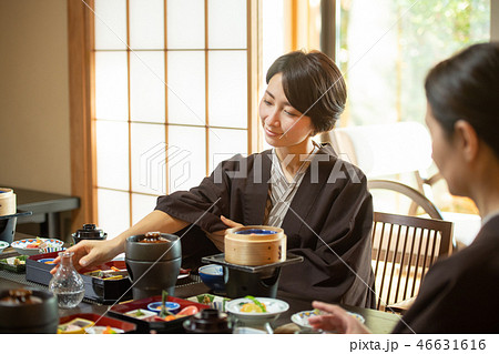 親子 母娘 旅館 食事 温泉旅行イメージ 親子 母娘 旅館 食事 温泉旅行イメージ 46631616