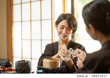 親子 母娘 旅館 食事 温泉旅行イメージ 親子 母娘 旅館 食事 温泉旅行イメージ 46631617
