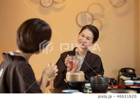 親子 母娘 旅館 食事 温泉旅行イメージ 親子 母娘 旅館 食事 温泉旅行イメージ 46631620