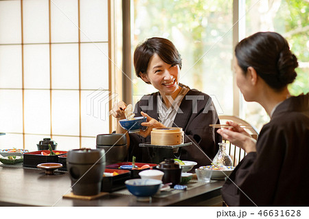 親子 母娘 旅館 食事 温泉旅行イメージ 親子 母娘 旅館 食事 温泉旅行イメージ 46631628