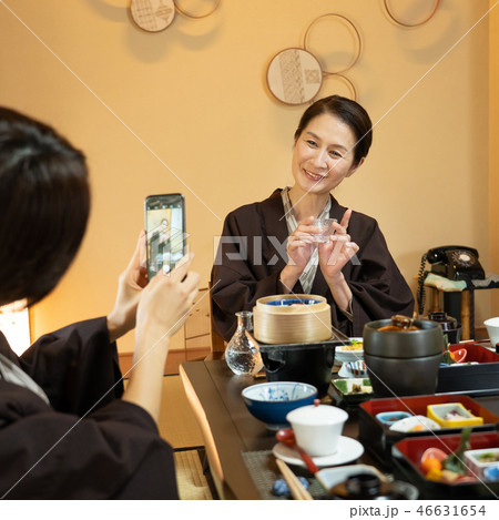 親子 母娘 旅館 食事 温泉旅行イメージ  親子 母娘 旅館 食事 温泉旅行イメージ  46631654