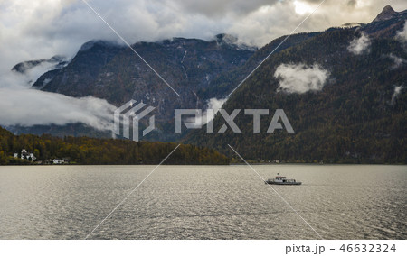 Beautiful lake scenery of Hallstatt, Austria Beautiful lake scenery of Hallstatt, Austria 46632324