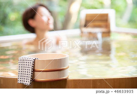 露天風呂 若い女性 入浴 旅館 温泉イメージ 露天風呂 若い女性 入浴 旅館 温泉イメージ 46633935