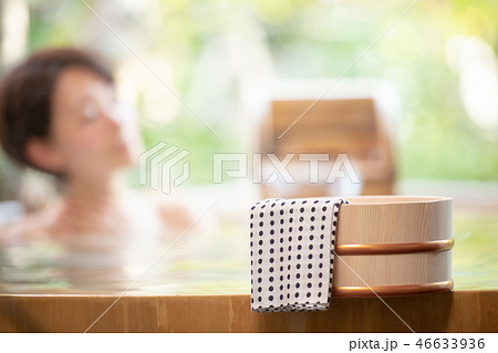 露天風呂  若い女性 入浴 旅館 温泉イメージ 46633936