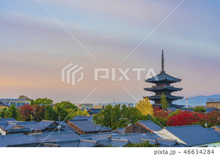 京都　秋の八坂の塔（法観寺）　 46634284
