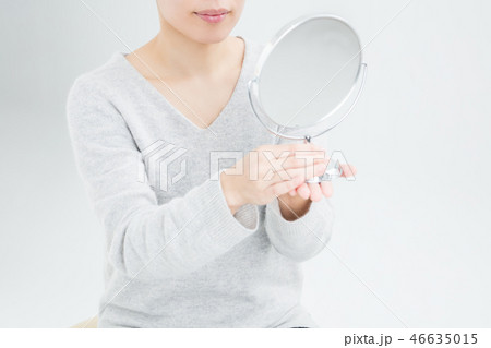 鏡を両手で持つ女性の写真素材 [46635015] - PIXTA