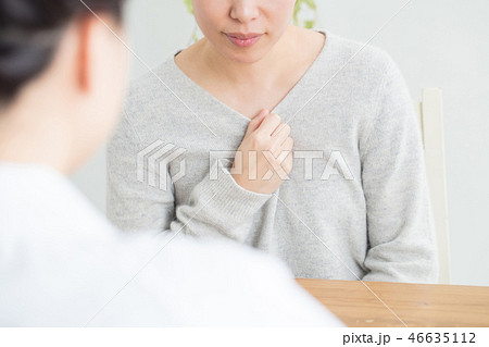 白衣を着た女性に相談する一般女性 46635112