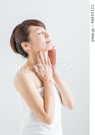 首筋を触るエステの女性の写真素材