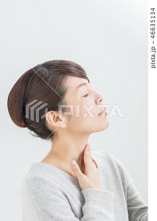 首筋を触る女性の横顔の写真素材