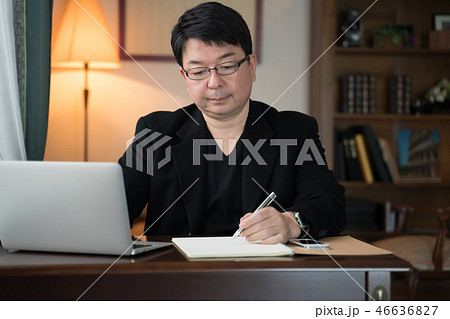手紙を書く男性 46636827