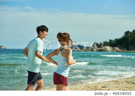 海 カップル 韓国人の写真素材