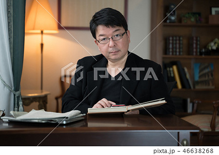 読書する男性 46638268