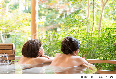 露天風呂 入浴 女子旅 温泉旅行イメージ の写真素材