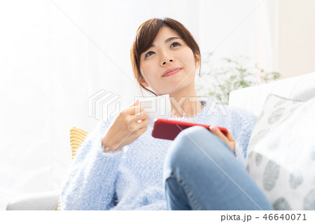 スマホを見る女性 46640071