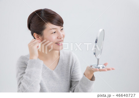 耳を触る女性（笑顔） 46640727